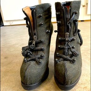 stylish booties, perfect for fall with leggings!